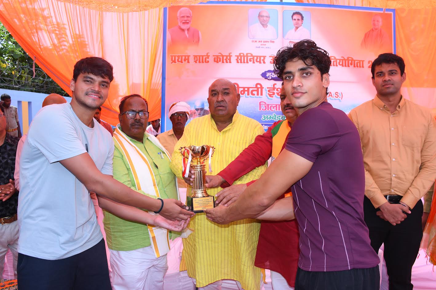 अंबेडकरनगर के एकलव्य स्पोर्ट्स स्टेडियम में राज्य स्तरीय तैराकी चैंपियनशिप के विजेता खिलाड़ी।