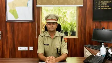 ACP विवेक भगत के खिलाफ FIR की मांग को लेकर प्रदर्शन करते लोग