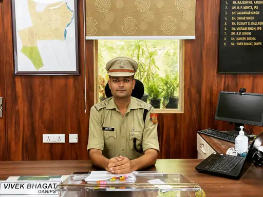 ACP विवेक भगत के खिलाफ FIR की मांग को लेकर प्रदर्शन करते लोग