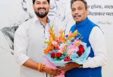 विवेक मौर्य और भाजपा नेता विनोद तावड़े की मुलाकात।
