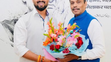 विवेक मौर्य और भाजपा नेता विनोद तावड़े की मुलाकात।