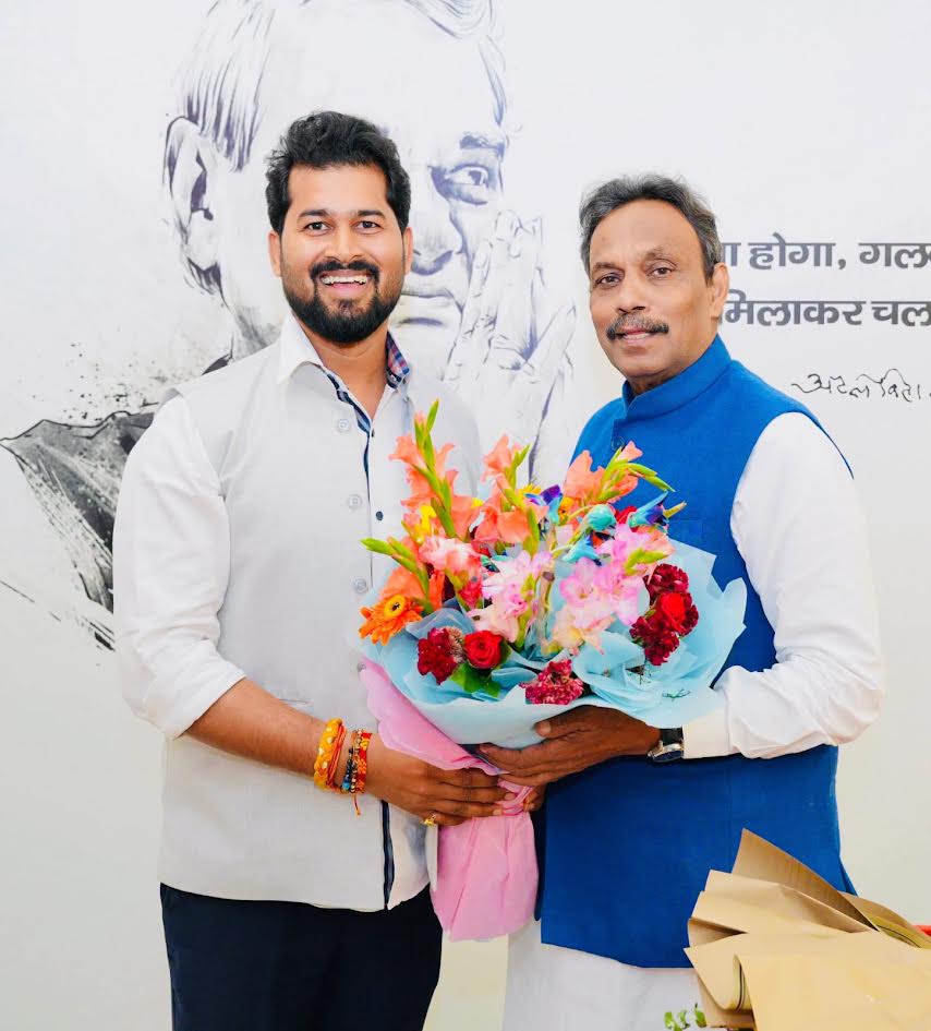 विवेक मौर्य और भाजपा नेता विनोद तावड़े की मुलाकात।