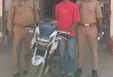 वृंदावन पुलिस द्वारा चोरी की मोटरसाइकिल और अवैध चाकू के साथ युवक की गिरफ्तारी से जुड़ा समाचार।