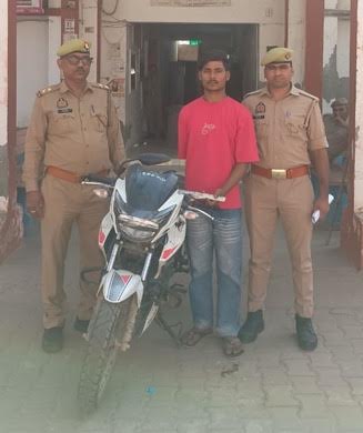 वृंदावन पुलिस द्वारा चोरी की मोटरसाइकिल और अवैध चाकू के साथ युवक की गिरफ्तारी से जुड़ा समाचार।