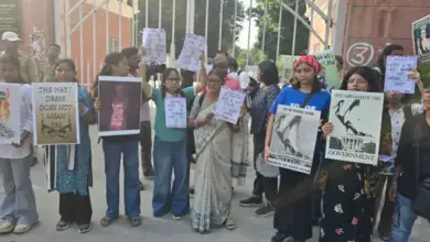 लखनऊ विश्वविद्यालय से परिवर्तन चौक तक महिलाओं की सुरक्षा के मुद्दे पर आयोजित मार्च में शामिल प्रतिभागी।