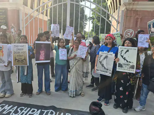 लखनऊ विश्वविद्यालय से परिवर्तन चौक तक महिलाओं की सुरक्षा के मुद्दे पर आयोजित मार्च में शामिल प्रतिभागी।