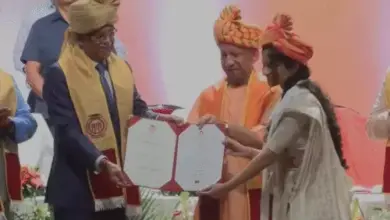 लखनऊ में लोहिया लॉ यूनिवर्सिटी के पांचवें दीक्षांत समारोह में मुख्यमंत्री योगी आदित्यनाथ और जस्टिस विक्रम नाथ।