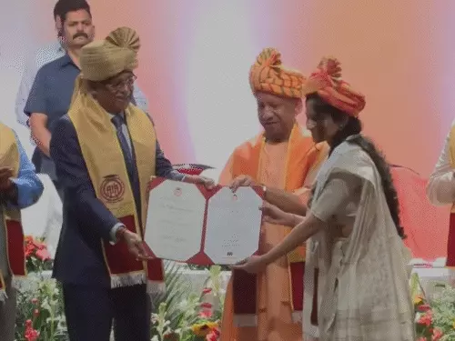 लखनऊ में लोहिया लॉ यूनिवर्सिटी के पांचवें दीक्षांत समारोह में मुख्यमंत्री योगी आदित्यनाथ और जस्टिस विक्रम नाथ।