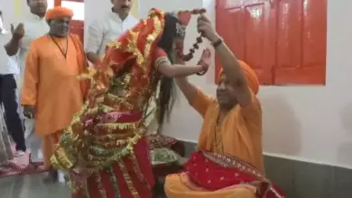 गोरखपुर के गोरखनाथ मंदिर में 11 कन्याओं और एक बटुक का पूजन कर भोजन परोसते मुख्यमंत्री योगी आदित्यनाथ।