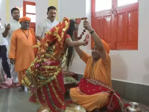 गोरखपुर के गोरखनाथ मंदिर में 11 कन्याओं और एक बटुक का पूजन कर भोजन परोसते मुख्यमंत्री योगी आदित्यनाथ।