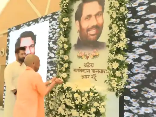 लखनऊ में रामविलास पासवान की पुण्यतिथि पर श्रद्धांजलि देते सीएम योगी आदित्यनाथ